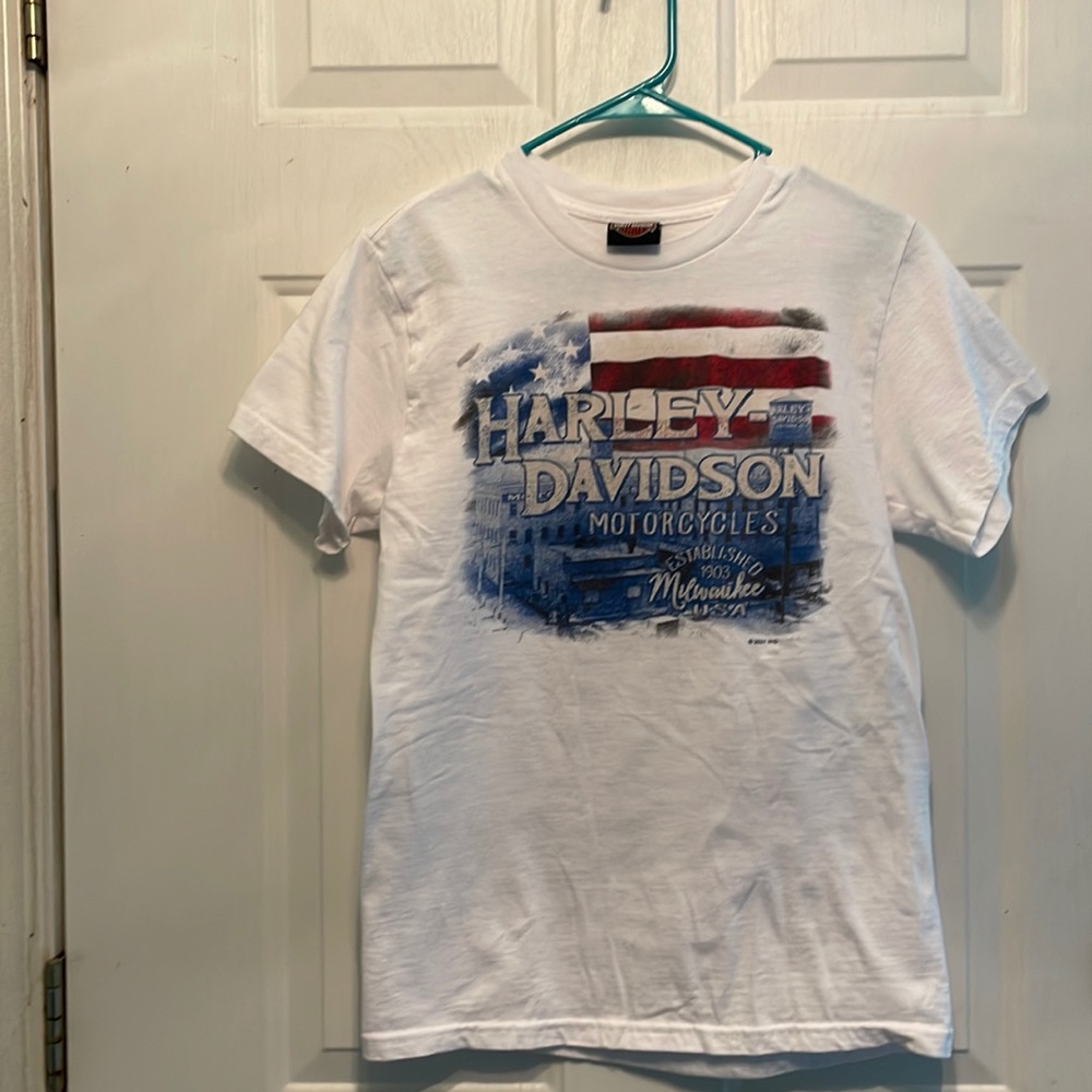 While Harley-Davidson T-shirt